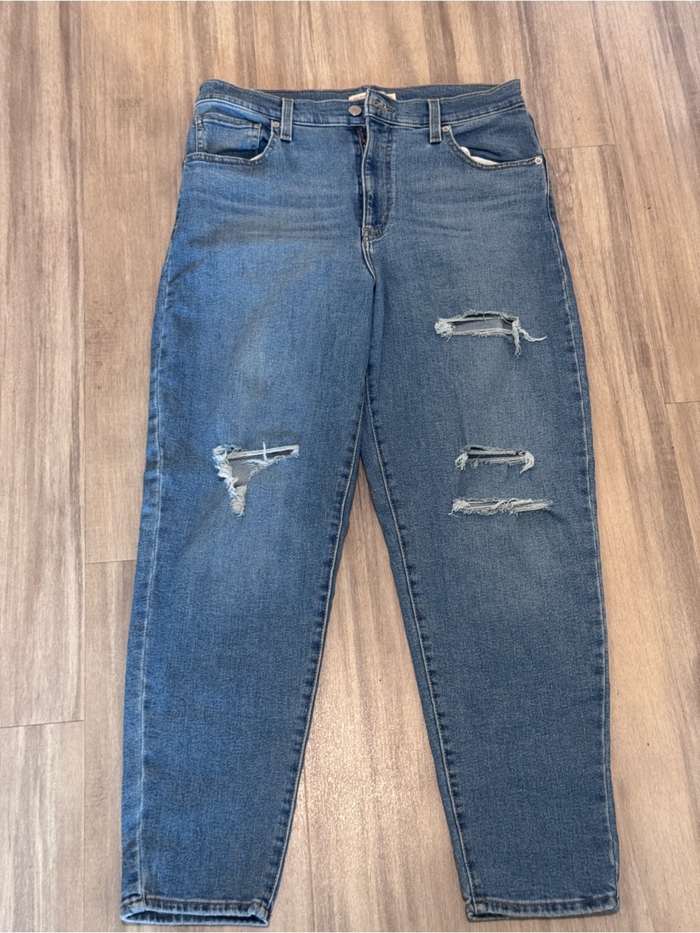 Levi’s High Waisted Mom Jeans Distressed Medium Wash Sz 31